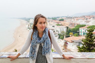 Panoramik Sperlonga önünde duran kız. İtalya