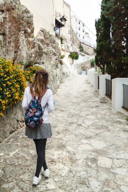 Sperlonga, İtalya keşfetmek sırt çantası ile genç kız