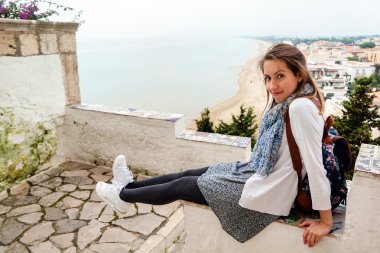 Sperlonga panoramik manzarasını önünde oturan genç kız. İtalya