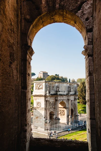 Imagem do Arco de Constantino tirada do Coliseu. Roma, Itália — Fotografia de Stock