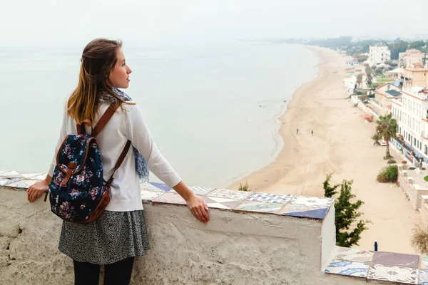 Girl enjoying the panoramic view of Sperlonga. Italy — Stock Photo, Image