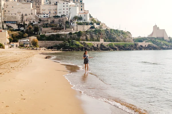 Young girl running on the beach of Sperlonga, Italy — Stock Photo, Image