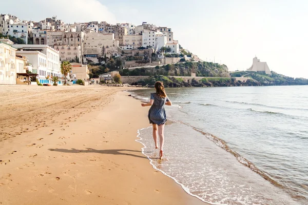 Junges mädchen läuft am strand von sperlonga, italien — Stockfoto