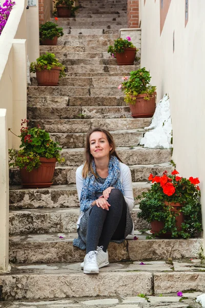 Mädchen sitzt auf einer treppe in sperlonga, italien — Stockfoto