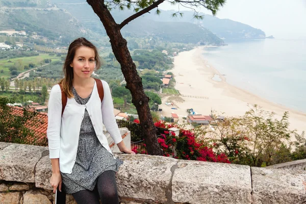 Ung flicka sitter framför panoramautsikt över Sperlonga. Italien — Stockfoto