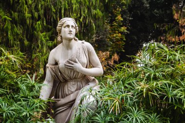Villa Borghese bahçeleri kadın heykeli. Roma, İtalya