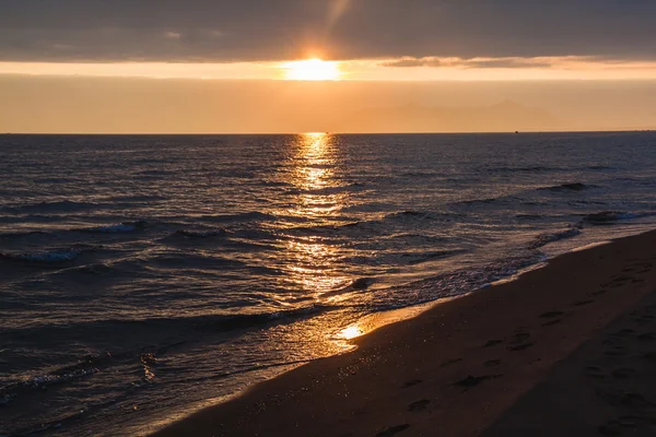 Tiren Denizi Terracina içinde gün batımı. İtalya