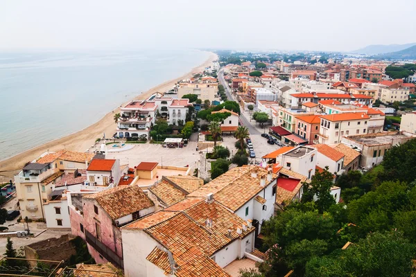 Sperlonga ve Tiren Denizi panoramik manzaralı. İtalya