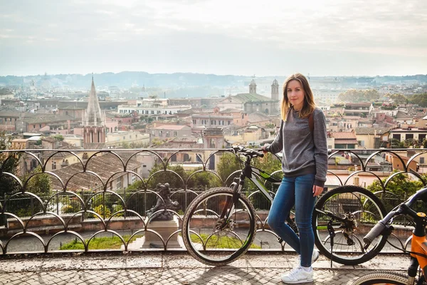 Mädchen mit Fahrrad in Rom, Italien — Stockfoto