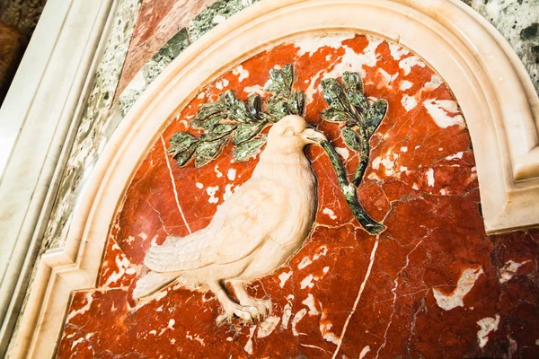 Голубь мира. Это элемент декора базилики Святого Петра, Ватикан — стоковое фото