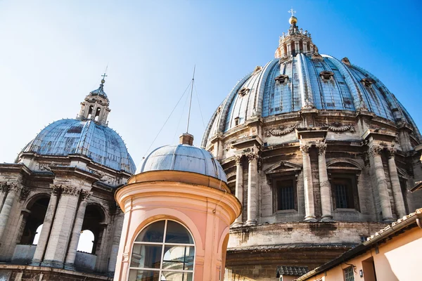 Cúpula de la Basílica de San Pedro. Ciudad del Vaticano — Foto de Stock