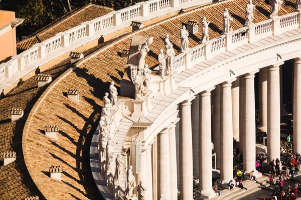 Vista de perto da colunata com estátuas de santos tiradas da cúpula da Basílica. Praça de São Pedro. Cidade do Vaticano — Fotografia de Stock