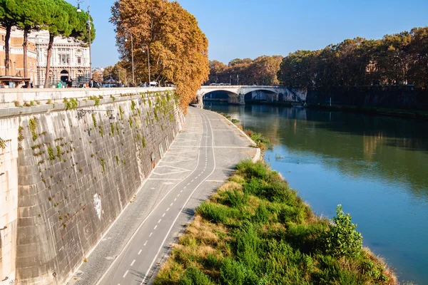 Tiber setin sonbahar günü bisiklet yolu ile. Roma, İtalya