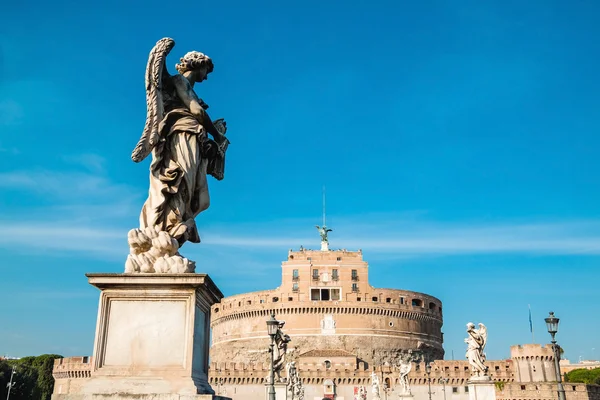 橋とサンタンジェロ城。ローマ、イタリア — ストック写真