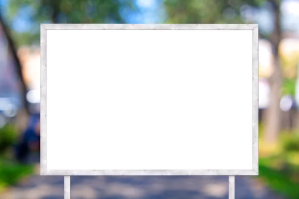 Чистый баннер с деревянной рамой на неориентированном фоне улицы — стоковое фото