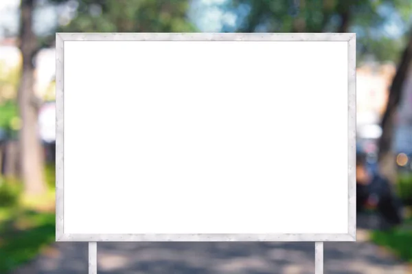 Чистый баннер с деревянной рамой на неориентированном фоне улицы — стоковое фото
