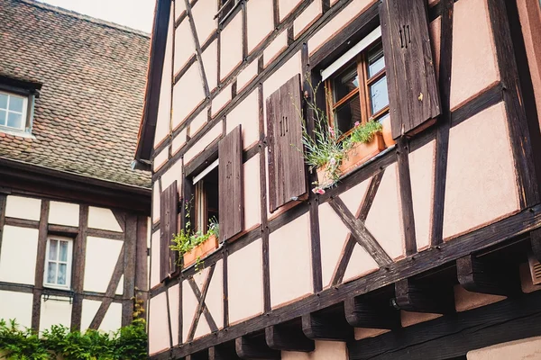 Alte Fachwerk-Fenster an Haus in Colmar, Frankreich. — Stockfoto