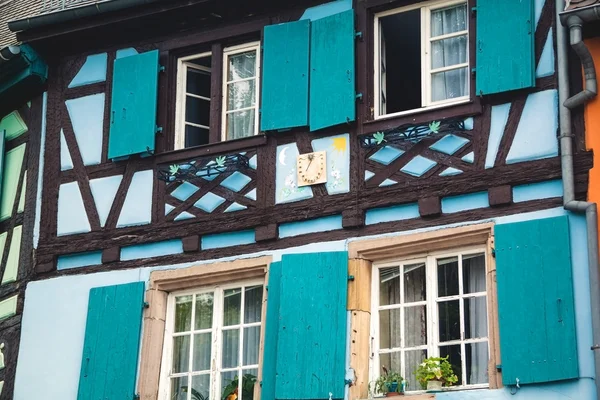 Old half timber (fachwerk) windows on house in Colmar, France. — Stock Photo, Image