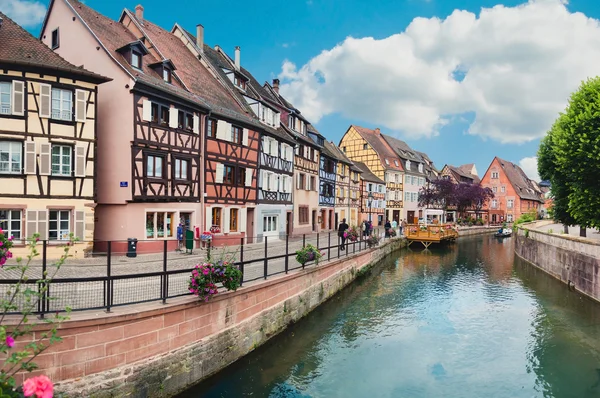 Vue panoramique sur le canal dans le quartier Petite Venise de Colmar , — Photo