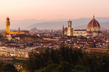 Ponte Vecchio, Palazzo Vecchio ve Santa Maria del Fiore Katedrali (Duomo) ile alacakaranlıkta Arno Nehri'nin panoramik manzarası. Florence, İtalya