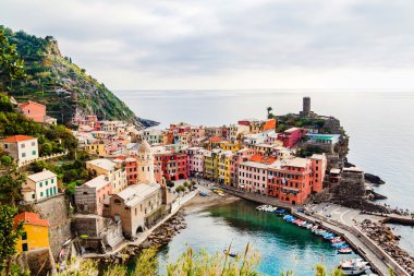 Vernazza Cinque terre, Liguria, İtalya için panoramik manzaralı.