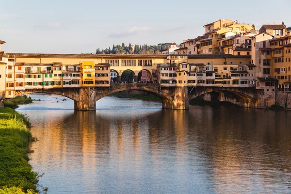 Vista da Ponte Vecchio sobre o rio Arno em Florença, Toscana, Itália — Fotografia de Stock