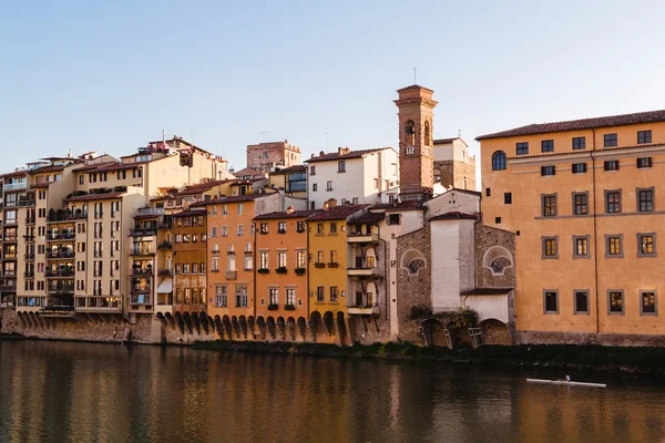 Vista sobre as antigas casas de Florença da Ponte Vecchio sobre o rio Arno em Florença, Toscana, Itália — Fotografia de Stock