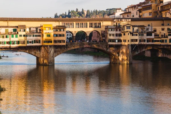 Vista da Ponte Vecchio sobre o rio Arno em Florença, Toscana, Itália — Fotografia de Stock