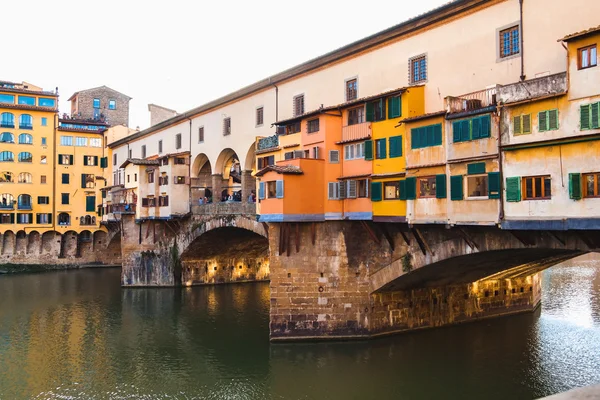 Vista da Ponte Vecchio sobre o rio Arno em Florença, Toscana, Itália — Fotografia de Stock