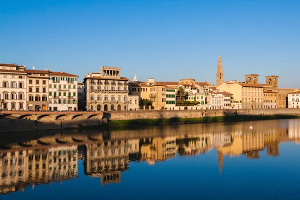 Vista sobre as antigas casas de Florença da Ponte Vecchio sobre o rio Arno em Florença, Toscana, Itália — Fotografia de Stock