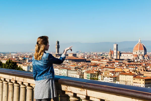 Genç kız Floransa, Toskana, İtalya 'nın panoramik manzarasının keyfini çıkarıyor.. — Stok fotoğraf