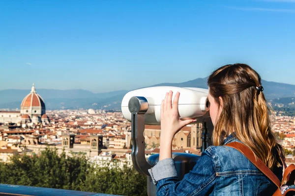 Junges Mädchen blickt durch ein Münzfernglas und genießt die Aussicht auf Florenz, Toskana, Italien. — Stockfoto