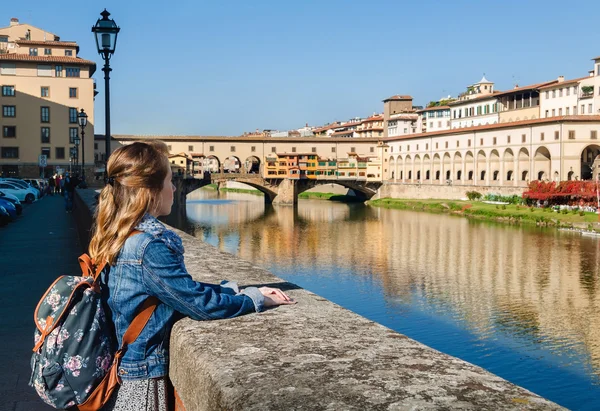 Genç kız Floransa, Toskana, İtalya 'da Ponte Vecchio manzarasının keyfini çıkarıyor.. — Stok fotoğraf