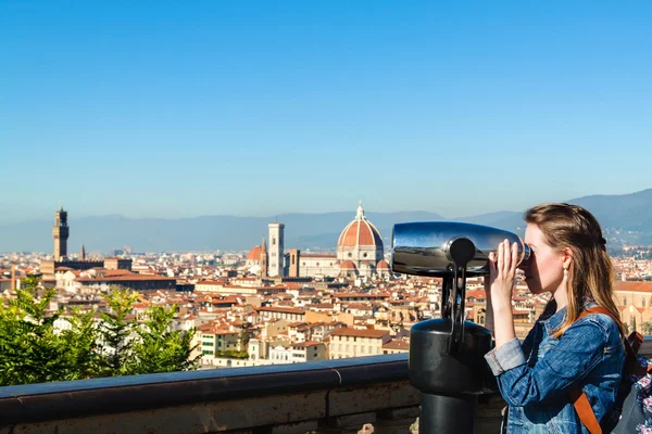 Bozuk para kullanan dürbünle bakan ve Floransa, Toskana, İtalya manzarasının tadını çıkaran genç bir kız.. — Stok fotoğraf