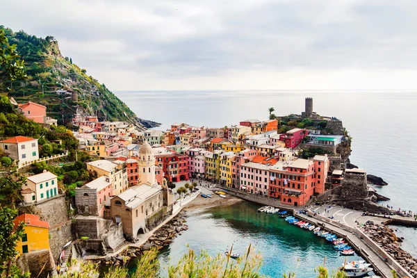 Vernazza Cinque terre, Liguria, İtalya için panoramik manzaralı. — Stok fotoğraf