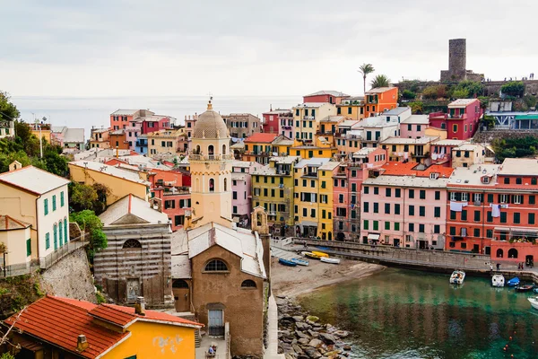 Vernazza Cinque terre, Liguria, İtalya için panoramik manzaralı. — Stok fotoğraf