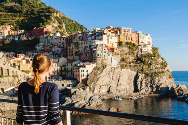 Genç kız Manarola Cinque terre, Liguria, İtalya için manzarayı. — Stok fotoğraf