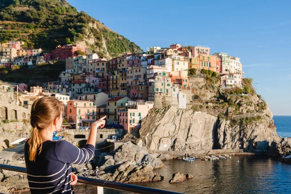 Genç kız Manarola Cinque terre, Liguria, İtalya için manzarayı.