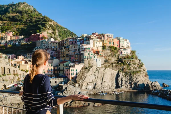 Genç kız Manarola Cinque terre, Liguria, İtalya için manzarayı. — Stok fotoğraf