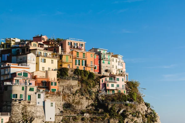 Färgglada Manarola hus i Cinque Terre, Italien. — Stockfoto