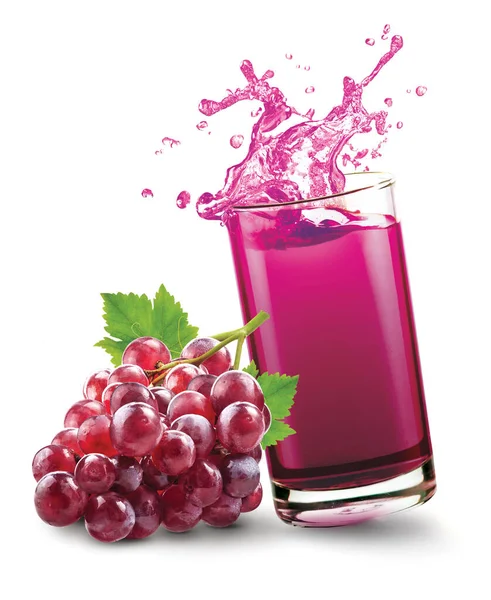 Üzüm suyu bardaktan sıçrar ve beyaz arka planda üzüm meyvesi olur.