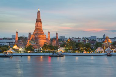 Arun tapınak su önü alacakaranlık