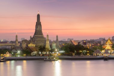 Arun tapınak su önü, güneş battıktan sonra dramatik gökyüzü