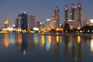 Bokeh hafif ofis binası su açık gece bulanık