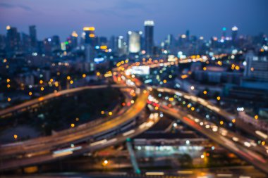 Bulanık bokeh ışıkları ile şehir şehir merkezinde deyimleri