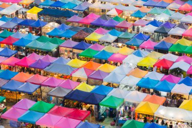Birden çok renk çatı üst bit pazarı gece ışıklar