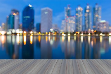 Bulanık bokeh ışık şehir şehir waterfront ve yansıma sırasında alacakaranlık