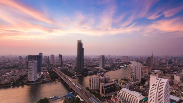 Вид с воздуха на город Бангкок и реку с красивым небом после заката — стоковое фото