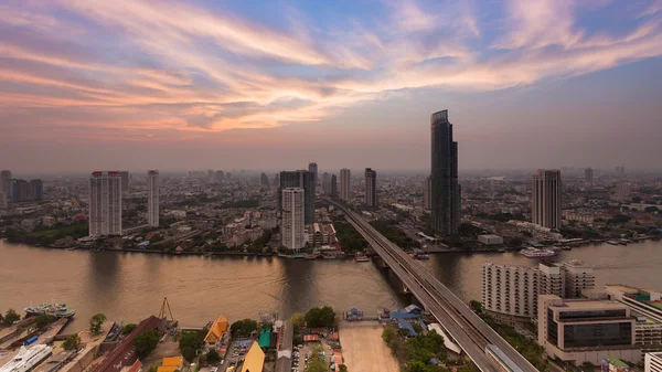 Luftaufnahme Bangkok Main River gekrümmt mit schönem Himmel nach Sonnenuntergang — Stockfoto