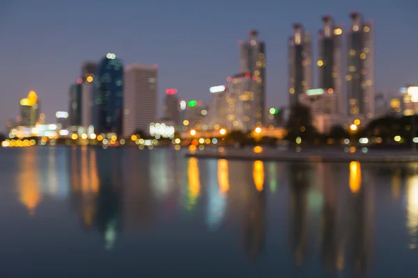 Nacht verschwommen Bokeh Licht Bürogebäude Wasserfront — Stockfoto